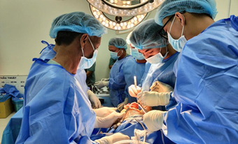 BỆNH VIỆN ĐKKV HÓC MÔN THỰC HIỆN THÀNH CÔNG CA PHẪU  THUẬT THAY KHỚP GỐI TOÀN PHẦN ĐẦU TIÊN – BƯỚC ĐỘT PHÁ  TRONG CHUYÊN NGÀNH CHẤN THƯƠNG CHỈNH HÌNH