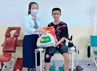 THĂM HỎI, TẶNG QUÀ CHO NGƯỜI KHUYẾT TẬT ĐANG ĐIỀU TRỊ TẠI BỆNH VIỆN NHÂN KỶ NIỆM NGÀY NGƯỜI KHUYẾT TẬT VIỆT NAM 18/4