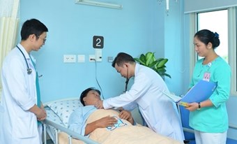 Hành trình trở thành bác sĩ của cậu bé bán hủ tiếu gõ