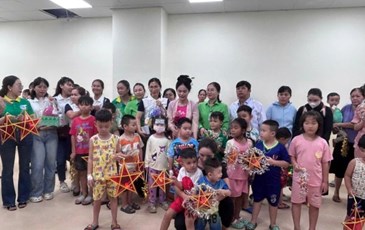 Ấm áp “Ngày hội Trăng Rằm năm 2025” tại Bệnh viện Đa khoa Khu vực Hóc Môn