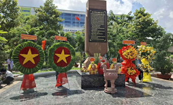 BỆNH VIỆN ĐKKV HÓC MÔN DÂNG HOA, DÂNG HƯƠNG TƯỞNG NIỆM CÁC ĐỒNG CHÍ LÃNH ĐẠO ĐẢNG VÀ  CHIẾN SĨ CÁCH MẠNG ĐÃ ANH DŨNG HY SINH