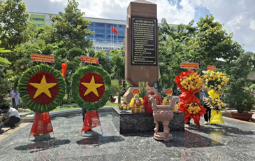 BỆNH VIỆN ĐKKV HÓC MÔN DÂNG HOA, DÂNG HƯƠNG TƯỞNG NIỆM CÁC ĐỒNG CHÍ LÃNH ĐẠO ĐẢNG VÀ  CHIẾN SĨ CÁCH MẠNG ĐÃ ANH DŨNG HY SINH