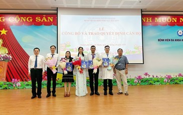 BỆNH VIỆN ĐKKV HÓC MÔN TRAO QUYẾT ĐỊNH VỀ CÔNG TÁC CÁN BỘ